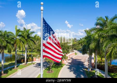 Entrée à Veronawalk à Naples, Floride avec pont à la maison d'entrée Banque D'Images