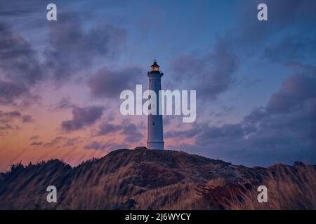 Phare au sommet des dunes sur la côte danoise. Photo de haute qualité Banque D'Images