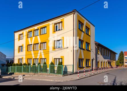 Sedziszow Malopolski, Pologne - 1 novembre 2021: Technical High School Technikum de Karol Olszewski à la rue Wyspianskiego, région de Podkarpacie Banque D'Images