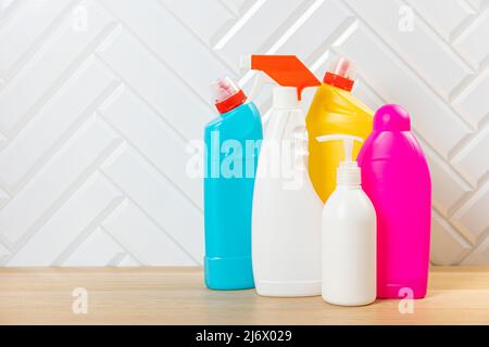 Bouteilles de nettoyage pour différentes surfaces dans la cuisine, la salle de bains et d'autres chambres. Nettoyage régulier du printemps. Mettez en place les produits de nettoyage pour la maison Banque D'Images