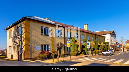 Sedziszow Malopolski, Pologne - 1 novembre 2021: Technical High School Technikum de Karol Olszewski à la rue Wyspianskiego, région de Podkarpacie Banque D'Images