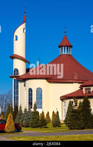 Sedziszow Malopolski, Pologne - 1 novembre 2021 : Sanctuaire moderniste de l'église divine de la Miséricorde, rue Potockich à Sedziszow de Podkarpacie regi Banque D'Images