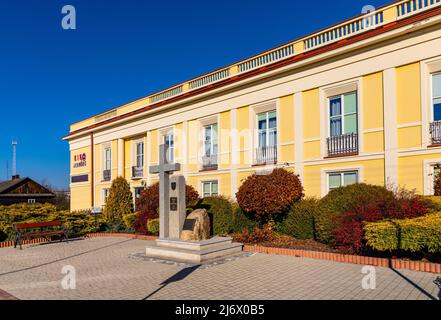 Sedziszow Malopolski, Pologne - 1 novembre 2021 : mémorial historique du cinq centième anniversaire de la fondation de la ville de Sedziszow devant le Cu municipal Banque D'Images