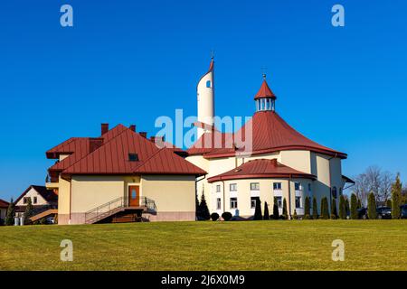 Sedziszow Malopolski, Pologne - 1 novembre 2021 : Sanctuaire moderniste de l'église divine de la Miséricorde et de la maison du clergé à Sedziszow, dans la région de Podkarpacie Banque D'Images