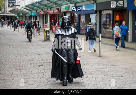 Les fans de Star Wars célèbrent aujourd'hui dans le monde entier en montrant leur amour et leur appréciation pour la création de George Lucas. Le jour est devenu connu sous le nom de Star Wars Day en raison du jeu sur les mots 'y the force be with you,'. Sur la photo, Ben Kitson, fan et comicon, qui a fait don de sa tenue Darth Vader pour marcher dans les rues de Swansea et recueillir de l'argent pour que le YMCA célèbre la journée. Banque D'Images