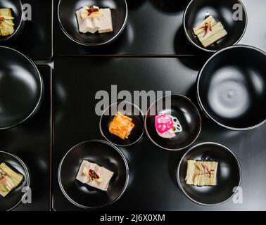 Hors-d'œuvre de cuisine coréenne prêts à être servis Banque D'Images