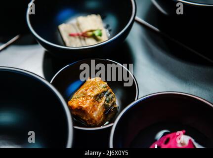 Hors-d'œuvre de cuisine coréenne prêts à être servis Banque D'Images