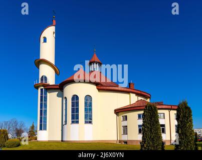 Sedziszow Malopolski, Pologne - 1 novembre 2021 : Sanctuaire moderniste de l'église divine de la Miséricorde, rue Potockich à Sedziszow de Podkarpacie regi Banque D'Images