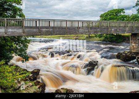 Linton Falls sur la rivière Wharfe près de Grassington dans les Yorkshire Dales. Les chutes, une fois photographiées, se précipitaient avec de l'eau qui coulait rapidement Banque D'Images