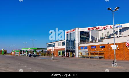 Sedziszow Malopolski, Pologne - 1 novembre 2021 : complexe commercial avec Hotel Ines et centre commercial à Wesola Street Banque D'Images