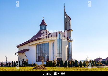 Sedziszow Malopolski, Pologne - 1 novembre 2021 : Sanctuaire moderniste de l'église divine de la Miséricorde, rue Potockich à Sedziszow de Podkarpacie regi Banque D'Images