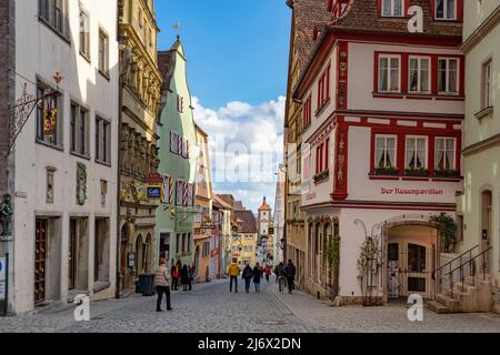 Rothenburg ob der Tauber, Bavière, Allemagne - 04.11.2022: Belle architecture de Rothenburg ob der Tauber romantique avec maisons médival colorées en B Banque D'Images