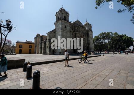 La vie quotidienne des gens sur la place principale du centre-ville d'Oaxaca. Oaxaca, Mexique Banque D'Images