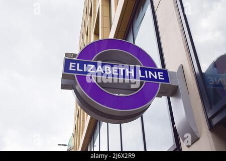 Londres, Royaume-Uni. 4th mai 2022. Panneau devant la nouvelle station Farringdon Elizabeth Line. Elizabeth Line, le nouveau service ferroviaire et la ligne de métro Crossrail de Londres, est prévu pour ouvrir le 24th mai après de nombreux retards. La construction de la ligne a commencé en 2009 et a été initialement prévue pour ouvrir en 2018. Credit: Vuk Valcic/Alamy Live News Banque D'Images