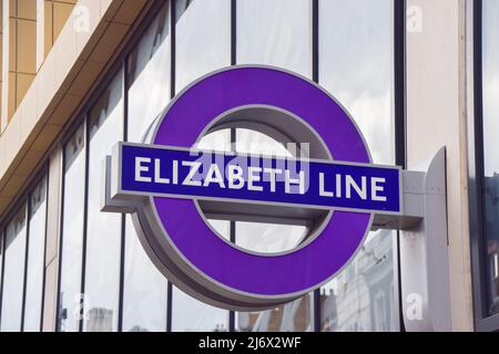 4 mai 2022, Londres, Angleterre, Royaume-Uni: Panneau devant la nouvelle station Farringdon Elizabeth Line. Elizabeth Line, le nouveau service ferroviaire et la ligne de métro Crossrail de Londres, est prévu pour ouvrir le 24th mai après de nombreux retards. La construction de la ligne a commencé en 2009 et a été initialement prévue pour ouvrir en 2018. (Image de crédit : © Vuk Valcic/ZUMA Press Wire) Banque D'Images