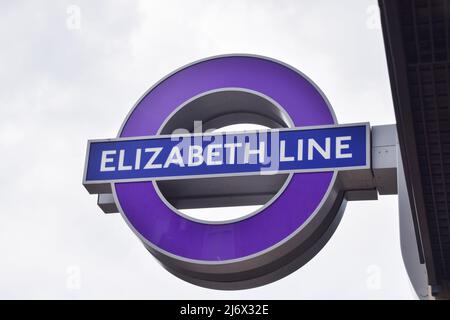 4 mai 2022, Londres, Angleterre, Royaume-Uni: Panneau devant la nouvelle station Farringdon Elizabeth Line. Elizabeth Line, le nouveau service ferroviaire et la ligne de métro Crossrail de Londres, est prévu pour ouvrir le 24th mai après de nombreux retards. La construction de la ligne a commencé en 2009 et a été initialement prévue pour ouvrir en 2018. (Image de crédit : © Vuk Valcic/ZUMA Press Wire) Banque D'Images