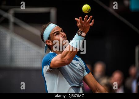 Madrid, Espagne. 04th mai 2022. Madrid, . 04 Mai, 2022: RAFAEL NADAL (ESP) sert contre Miomir Kecmanovic (SRB) au jour 7 de l'Open de Madrid 2022. Credit: Matthias Oesterle/Alamy Live News Banque D'Images