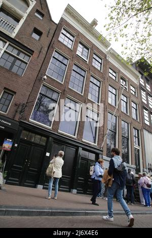 Des membres du public sont vus devant la maison d'Anne Frank (1929-1945) au canal Prinsengracht pendant le jour du souvenir pour célébrer les 77 ans des victimes de la guerre le 4 mai 2022 à Amsterdam, pays-Bas. Le jour du souvenir commémore les civils et les soldats néerlandais morts dans des guerres ou des missions de maintien de la paix depuis le début de la Seconde Guerre mondiale.(photo de Paulo Amorim/Sipa USA) Banque D'Images