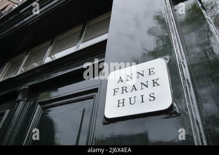 Anne Frank (1929-1945) demeure au canal Prinsengracht pendant le jour du souvenir pour célébrer 77 ans de victimes de la guerre le 4 mai 2022 à Amsterdam, pays-Bas. Le jour du souvenir commémore les civils et les soldats néerlandais morts dans des guerres ou des missions de maintien de la paix depuis le début de la Seconde Guerre mondiale.(photo de Paulo Amorim/Sipa USA) Banque D'Images