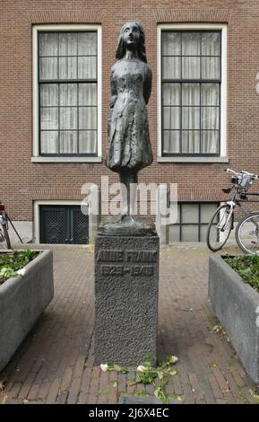 Fleurs déposées à la statue d'Anne Frank (1929-1945) près de la maison d'Anne Frank pendant le jour du souvenir pour célébrer les 77 ans des victimes de la guerre le 4 mai 2022 à Amsterdam, pays-Bas. Le jour du souvenir commémore les civils et les soldats néerlandais morts dans des guerres ou des missions de maintien de la paix depuis le début de la Seconde Guerre mondiale.(photo de Paulo Amorim/Sipa USA) Banque D'Images