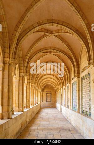 Jérusalem, Israël - 13 octobre 2017 : cloîtres et sanctuaires de l'église du Pater Noster - Sanctuaire d'Eleona dans le monastère de Carmélite sur le Mont d'Oli Banque D'Images