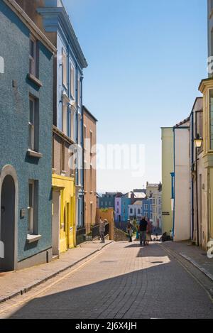 Tenby Harbour Street, vue sur la propriété d'époque colorée dans Crackwell Street, dans le quartier portuaire historique de Tenby, Pembrokeshire, pays de Galles, Royaume-Uni Banque D'Images