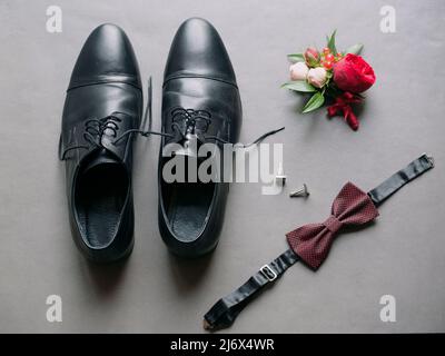 accessoires de mariage pour hommes : chaussures, boutons de manchettes, papillon, boutonnière Banque D'Images