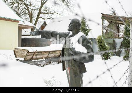 La statue de Vladimir Lénine est située dans une cour privée à la suite de la décommunisation en Ukraine, Cherkasy Oblast, Ukraine Banque D'Images