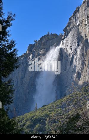 Célèbres chutes d'eau dans l'emblématique Yosemite Valley (parc national américain), Mariposa CA Banque D'Images