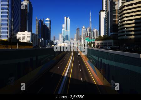 Dubai, Verkehr, Wolkenkratzer, , moderne Architektur, Atemberaubende Aussicht auf die Skyline mit Hochhäuser, Auto, transport in den Straßen à Dubaï Banque D'Images