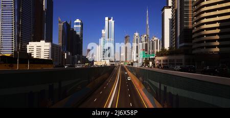 Dubai, Verkehr, Wolkenkratzer, , moderne Architektur, Atemberaubende Aussicht auf die Skyline mit Hochhäuser, Auto, transport in den Straßen à Dubaï Banque D'Images