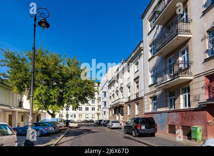 Varsovie, Pologne - 11 juillet 2021 : maisons de résidence historiques prestigieuses dans la rue Narbutta, dans le quartier Mokotow de Varsovie Banque D'Images