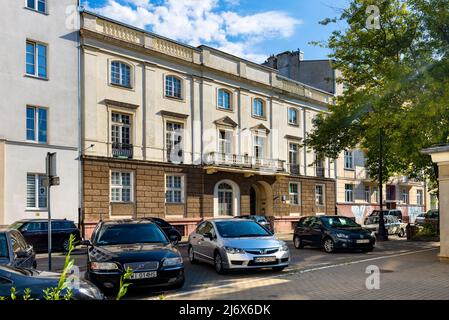 Varsovie, Pologne - 11 juillet 2021 : maisons de résidence historiques prestigieuses dans la rue Narbutta, dans le quartier Mokotow de Varsovie Banque D'Images