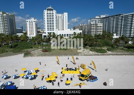 MIAMI, FL - 4 MAI: Romain Grosjean montre une nouvelle voiture DHL de Formule 1 devant SWARMÕs WynwoodÕs Racing Fest Fan x US Weekly pendant le week-end du Grand Prix de Formule 1 Crypto.com de Miami le 4 mai 2022 à Miami, Floride. Crédit : mpi34/MediaPunch Banque D'Images