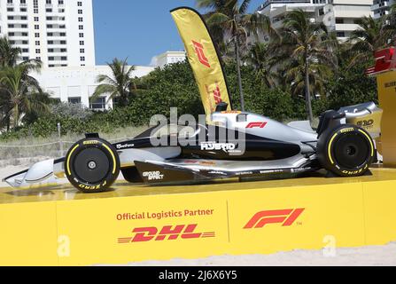 MIAMI, FL - 4 MAI: Romain Grosjean montre une nouvelle voiture DHL de Formule 1 devant SWARMÕs WynwoodÕs Racing Fest Fan x US Weekly pendant le week-end du Grand Prix de Formule 1 Crypto.com de Miami le 4 mai 2022 à Miami, Floride. Crédit : mpi34/MediaPunch Banque D'Images