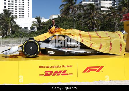 MIAMI, FL - 4 MAI: Romain Grosjean montre une nouvelle voiture DHL de Formule 1 devant SWARMÕs WynwoodÕs Racing Fest Fan x US Weekly pendant le week-end du Grand Prix de Formule 1 Crypto.com de Miami le 4 mai 2022 à Miami, Floride. Crédit : mpi34/MediaPunch Banque D'Images
