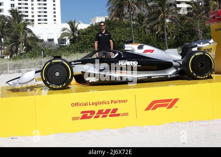 MIAMI, FL - 4 MAI: Romain Grosjean montre une nouvelle voiture DHL de Formule 1 devant SWARMÕs WynwoodÕs Racing Fest Fan x US Weekly pendant le week-end du Grand Prix de Formule 1 Crypto.com de Miami le 4 mai 2022 à Miami, Floride. Crédit : mpi34/MediaPunch Banque D'Images