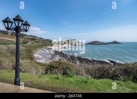 Vue sur la baie de Bracelet depuis le café qui donne sur la plage en direction de Mumbles Pier Banque D'Images