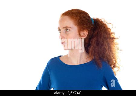 Redhaired fille pensant à quelque chose d'isolé sur un fond blanc Banque D'Images