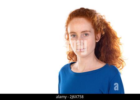 Redhaired fille pensant à quelque chose d'isolé sur un fond blanc Banque D'Images