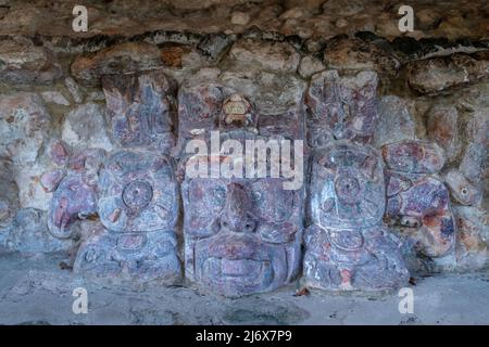 Masque en stuc du Dieu du Soleil maya, Kinich Ahau, dans le temple des masques - ancienne ville Edzna, Campeche, Mexique Banque D'Images