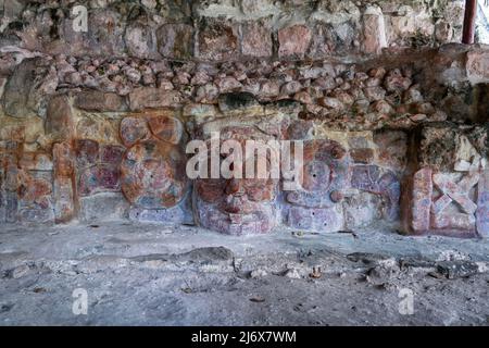 Masque en stuc du Dieu du Soleil maya, Kinich Ahau, dans le temple des masques - ancienne ville Edzna, Campeche, Mexique Banque D'Images