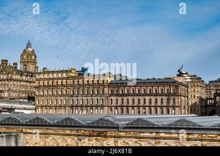 Vue sur le toit en verre de la gare de Waverley, le clocher de l'hôtel Balmoral, la porte de Waverley et le quartier St James dans le centre-ville d'Edimbourg, en Écosse, au Royaume-Uni Banque D'Images