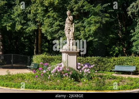 Statue of Flora (Pomona) with Putto, Goddess of flowers and the season of spring in Roman mythology in Rose Garden of Tiergarten park in Berlin, Germa Banque D'Images