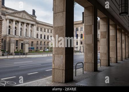Berlin, Allemagne, Bundesrat bâtiment de la colonnade sur le côté oposite de la route, siège de l'organisme constitutionnel fédéral. Banque D'Images