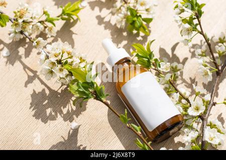 Vue de dessus de la maquette de la bouteille blanche. Petites fleurs blanches. Médicaments ou cosmétiques - crème, gel, soins de la peau, dentifrice. Banque D'Images