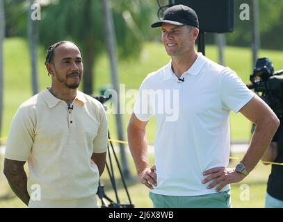 04 mai 2022, États-Unis, Miami: Motorsport: Formula One World Championship, avant le Grand Prix de Miami, le tournoi de golf Big Pilot Charity Challenge, Lewis Hamilton de Grande-Bretagne de l'équipe Mercedes et la superstar du football Tom Brady (r) se tiennent ensemble. Photo: Hasan Bratic/dpa Banque D'Images