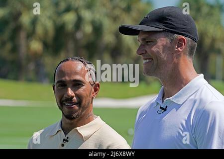 04 mai 2022, États-Unis, Miami: Motorsports: Formula One World Championship, avant le Grand Prix de Miami, le tournoi de golf Big Pilot Charity Challenge, Lewis Hamilton (l) de Grande-Bretagne de l'équipe Mercedes et la superstar du football Tom Brady se tiennent ensemble. Photo: Hasan Bratic/dpa Banque D'Images