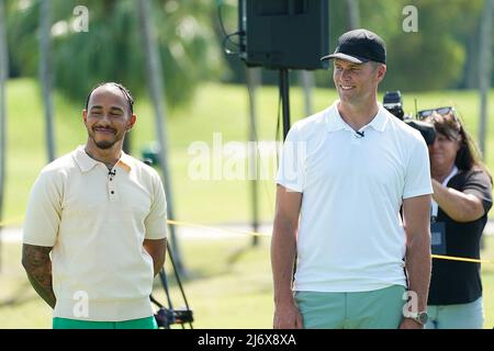 04 mai 2022, États-Unis, Miami: Motorsport: Formula One World Championship, avant le Grand Prix de Miami, le tournoi de golf Big Pilot Charity Challenge, Lewis Hamilton de Grande-Bretagne de l'équipe Mercedes et la superstar du football Tom Brady (r) se tiennent ensemble. Photo: Hasan Bratic/dpa Banque D'Images