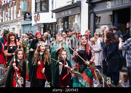 Un groupe de personnes de caractère au Rochester Sweeps Festival and Parade, le jour de mai, Kent, Royaume-Uni 2022 Banque D'Images